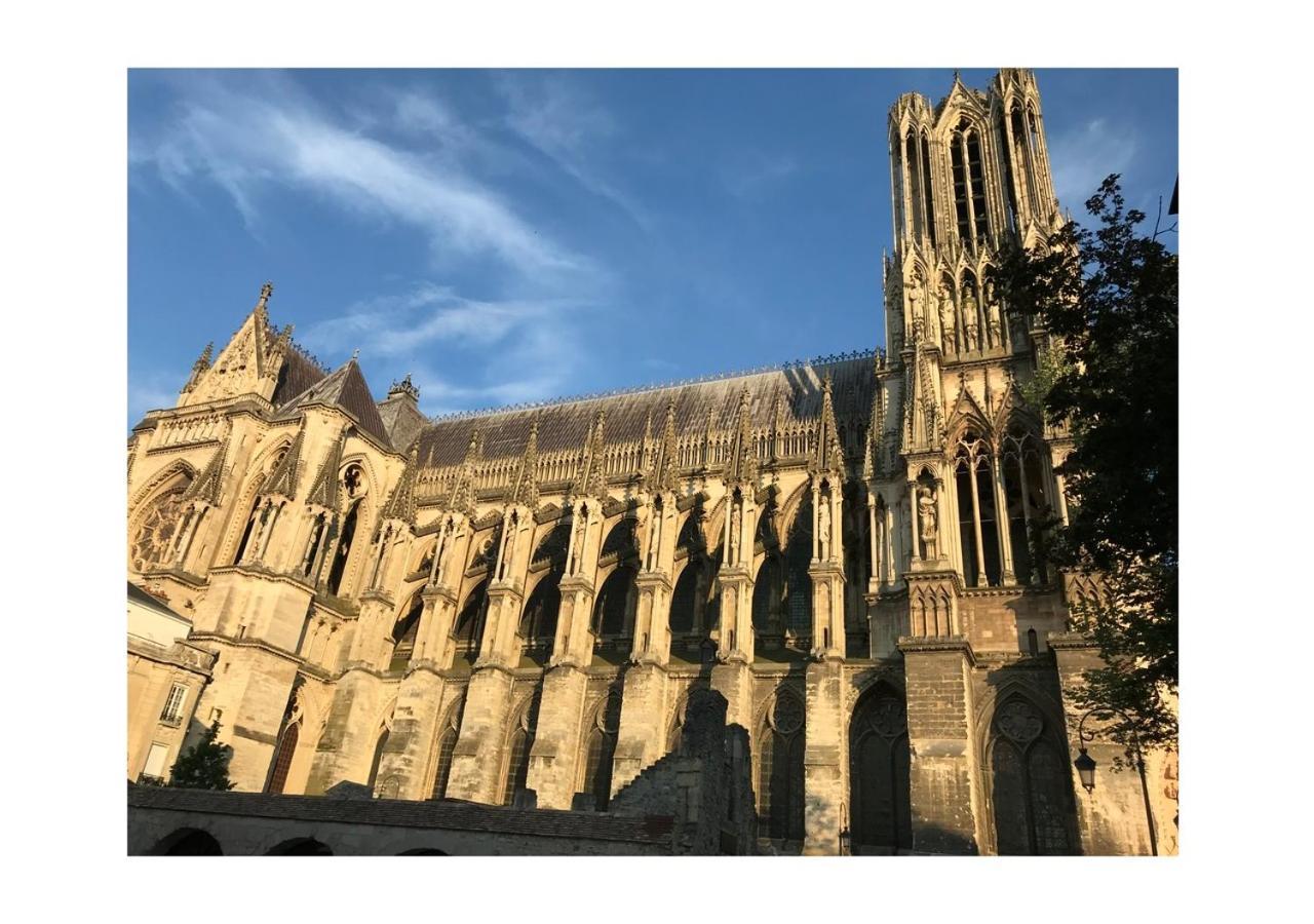 Chez La Reg'- Aux Pieds De La Cathedrale Apartment Reims Exterior photo